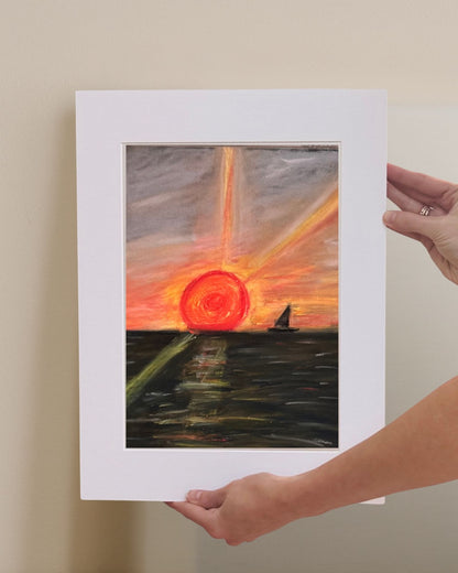 J'ai crée cette oeuvre aux pastels secs sur papier un jour où je me questionnais sur mon rapport au temps. Un bateau, un coucher de soleil, et cette impression qu'on avance… même quand on doute de la direction.
Il est devenu une métaphore : celle de la traversée.