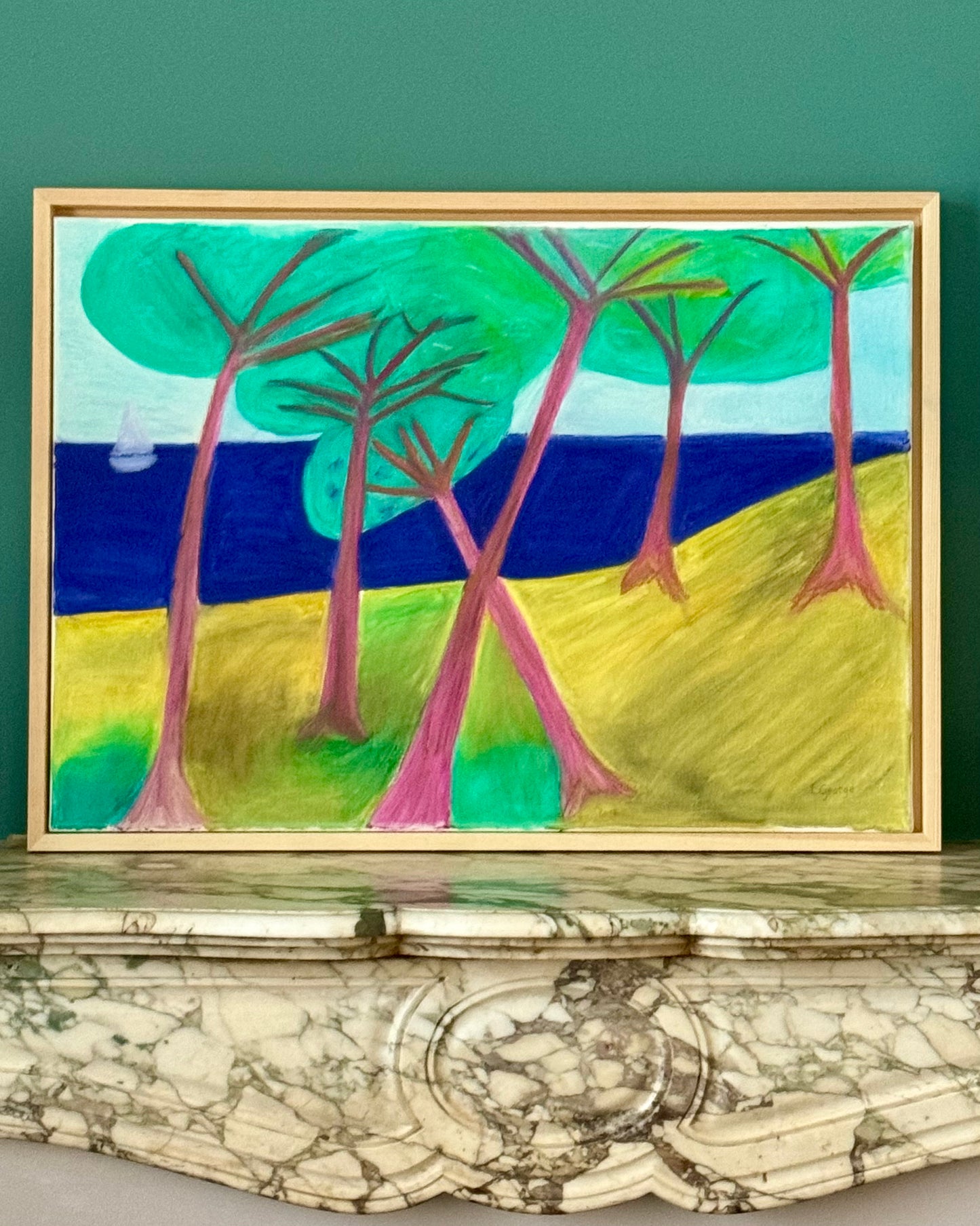 Balade sous les pins - tableau en situation posé sur une cheminée aux pastels à l’huile représentant un paysage avec des pins le long de la mer Méditerranée 