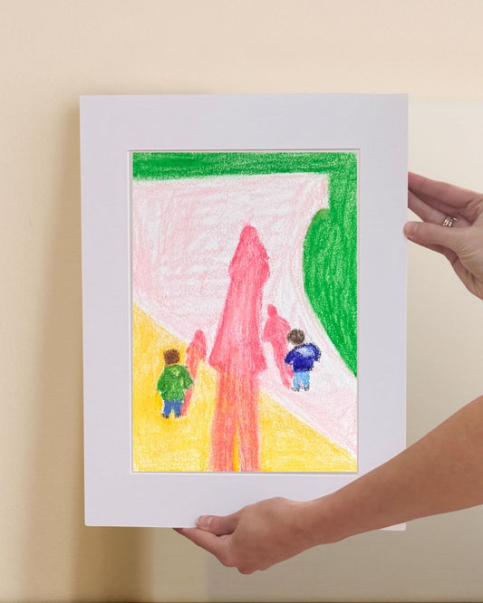 Oeuvre originale aux pastels à l'huile sur papier représentant une mère et ses enfants au parc. Jeu avec la taille des ombres sur le sol. Format A4 dessiné par Laurie George - Elle aime les couleurs.