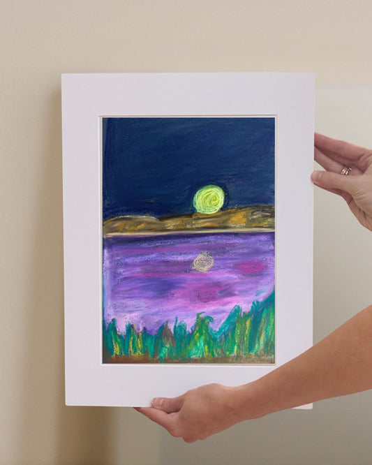 Oeuvre originale au pastel sur papier représentant un jour de pleine lune sur la  mer. Format A4. Dessiné par Laurie George - Elle aime les couleurs.