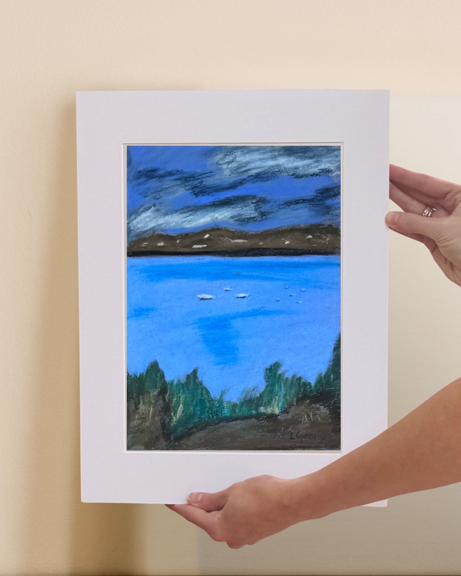 Paysage marin au pastel sec sur papier, ton bleu et marron. Format A4. Dessiné à Nancy par Laurie George - Elle aime les couleurs.